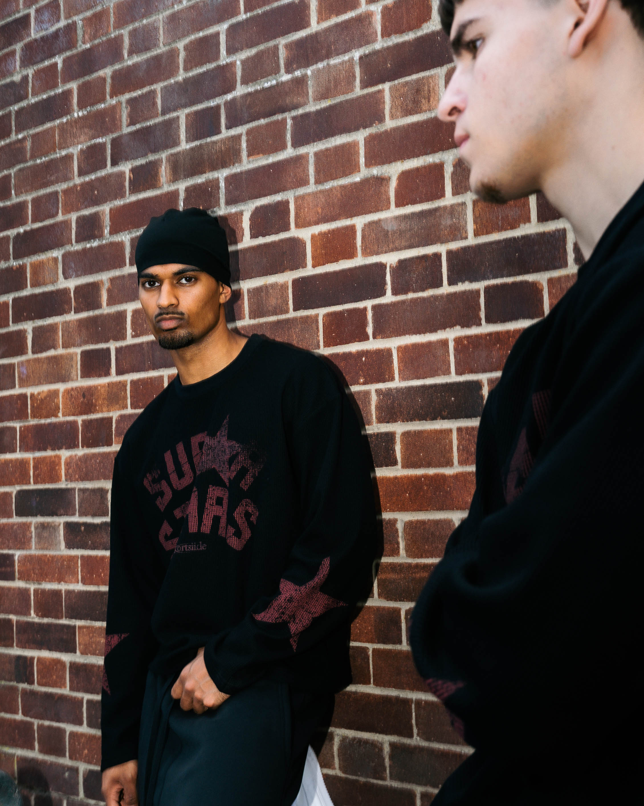 Model view of kortsiide Superstar Era Waffle L/S Black Sweatshirts